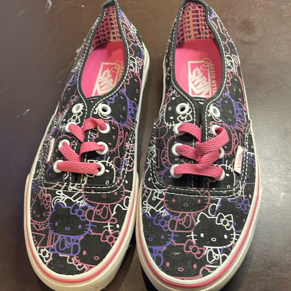 VANS LIMITED EDITION
HELLO KITTY